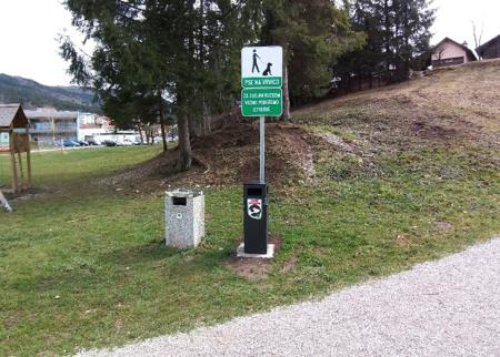 Koš za pasje iztrebke pod Sinjo gorico pri otroških igralih 02 Foto Boštjan Otoničar